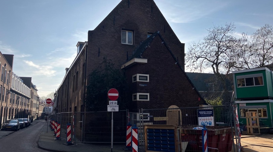 een gebouw met borden aan de zijkant