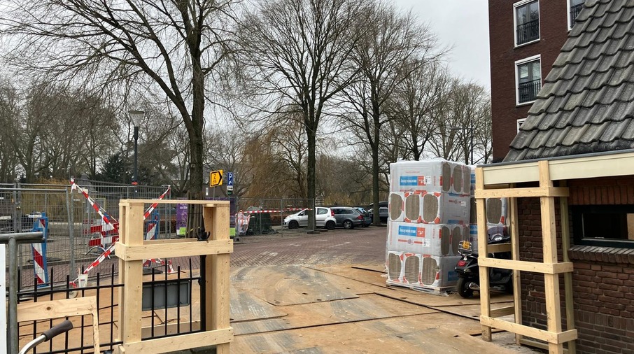 een gebouw in aanbouw met een hek en een poort