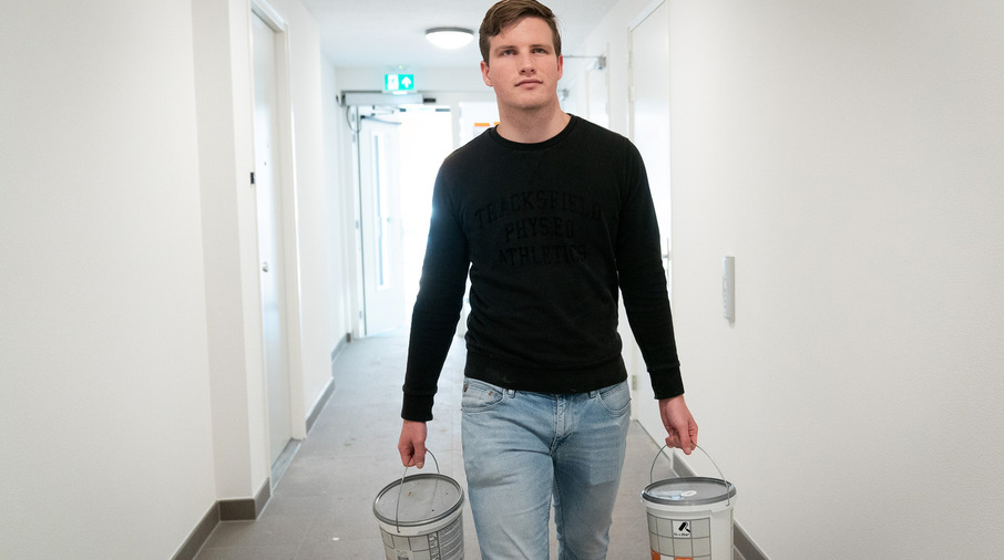 De nieuwe bewoners gaan aan de slag in hun nieuwe appartement 
