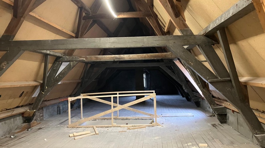 Houten balken in een kamer