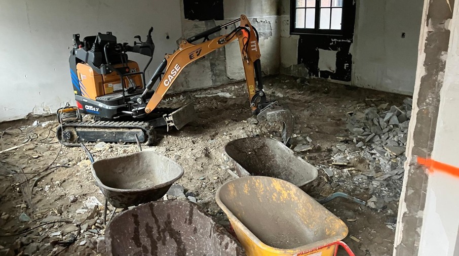 een bouwplaats met een machine en kruiwagens