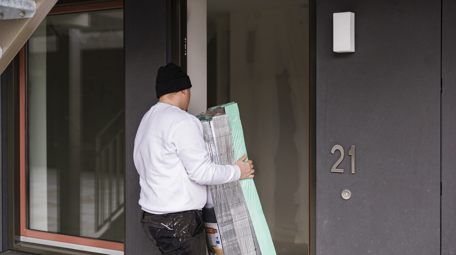 Man draagt een pakket