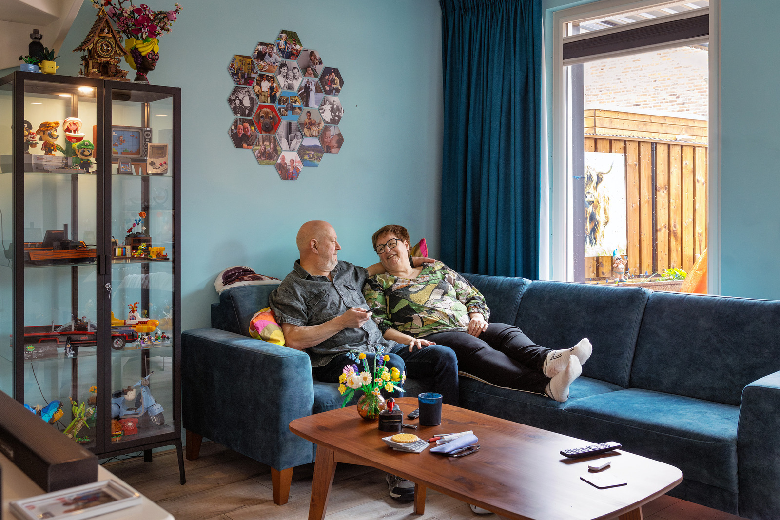 man en vrouw zittend op een bank