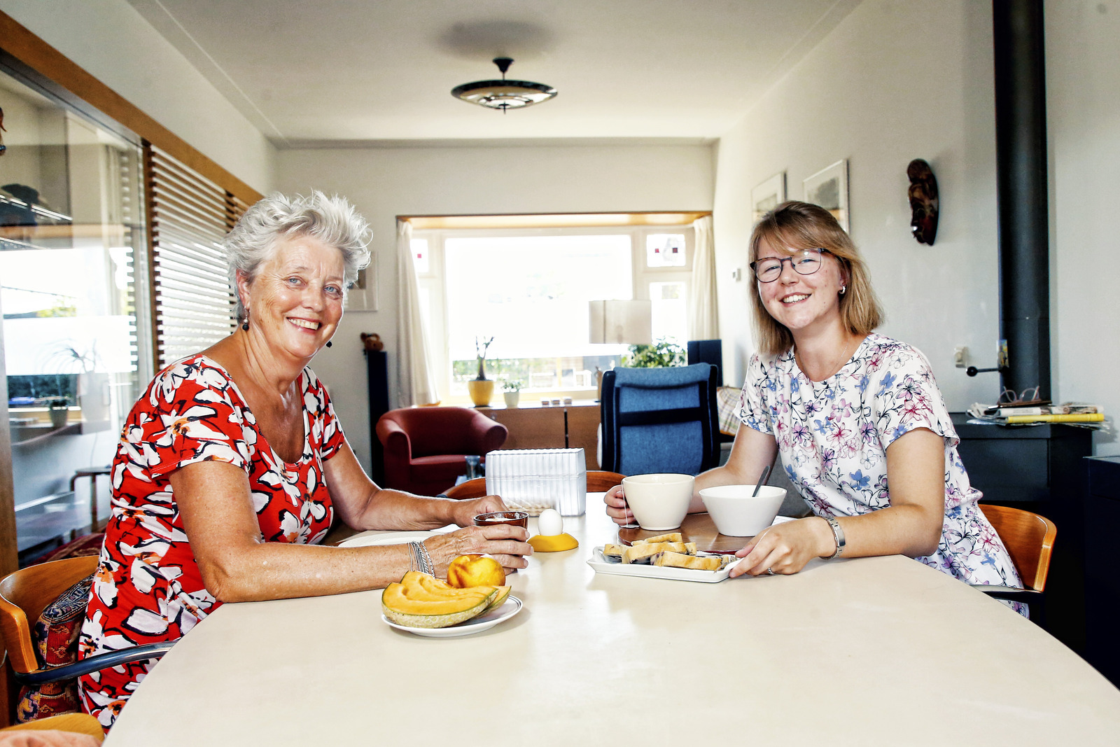 Twee dames aan het ontbijten