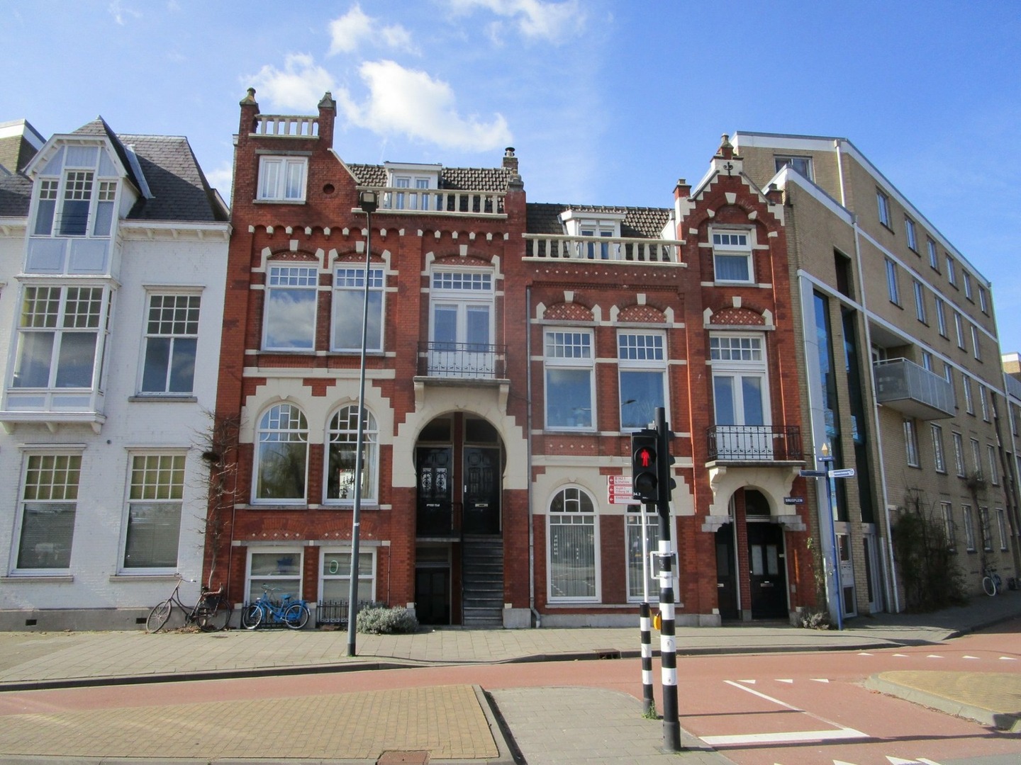 Een gebouw met veel ramen