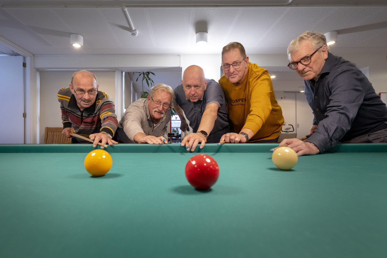 5 mannen aan biljarttafel