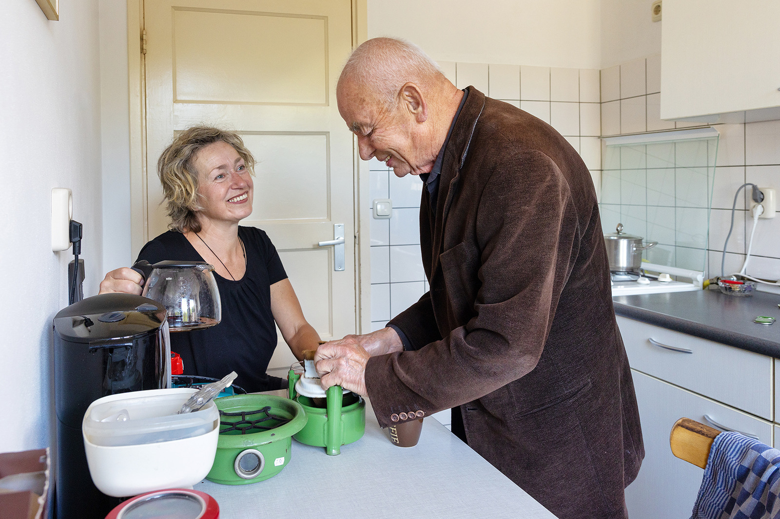 Twee mensen aan de keukentafel