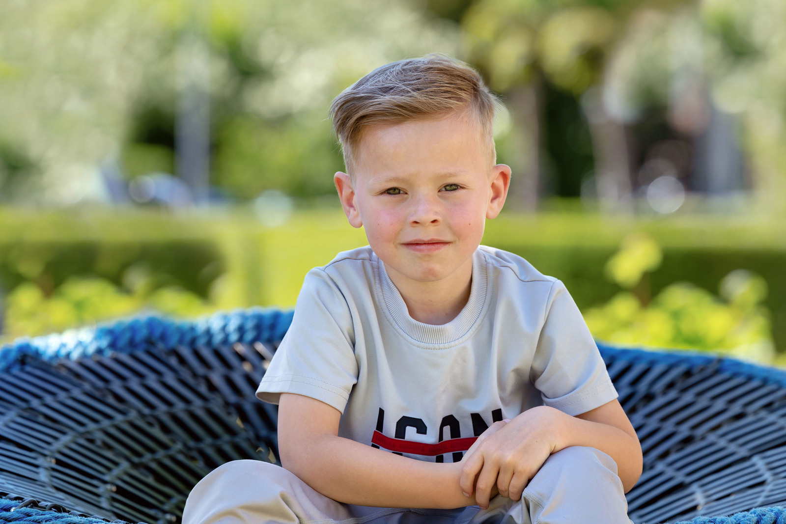 kind zitten op speeltoestel