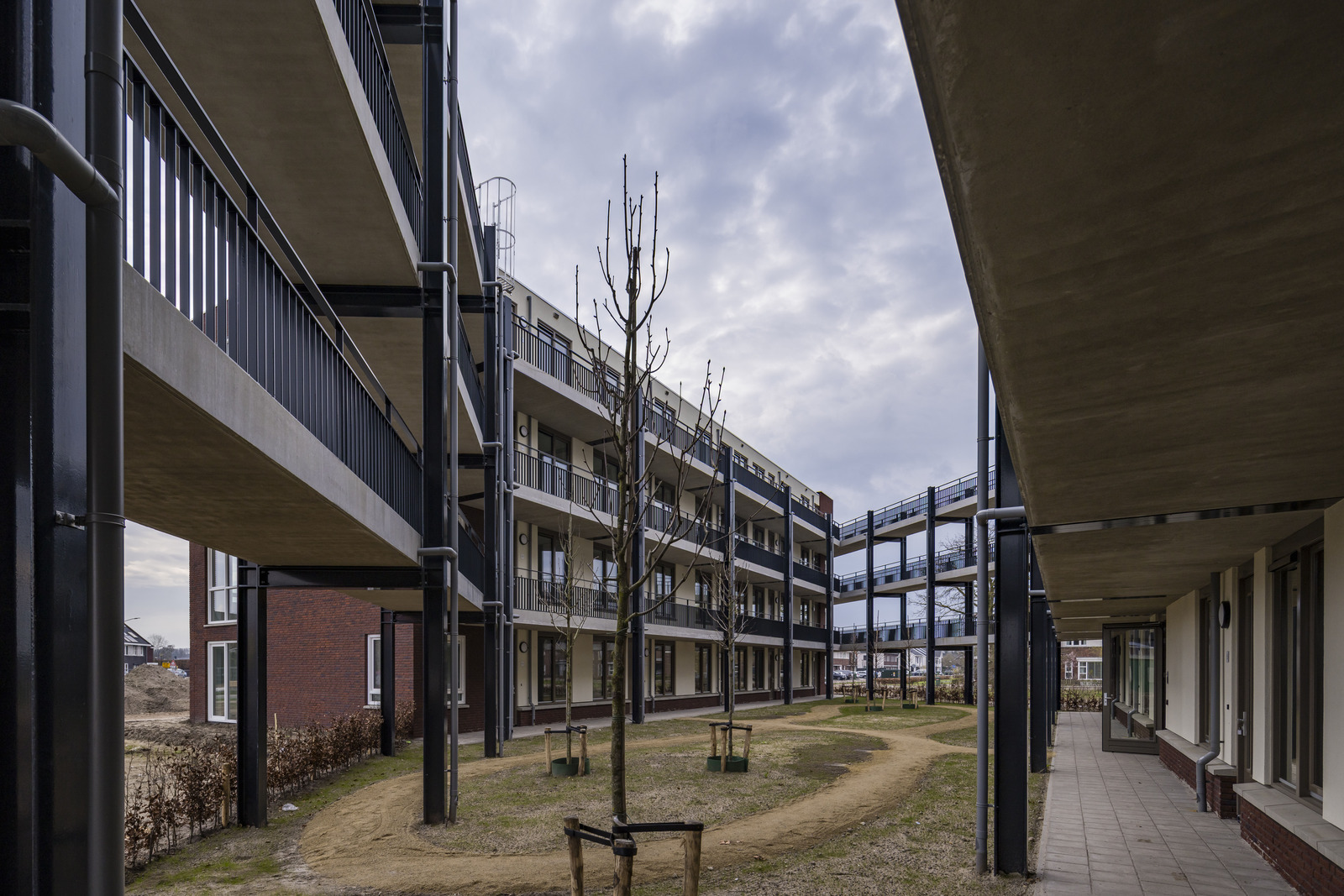 een binnenplaats met bomen erin