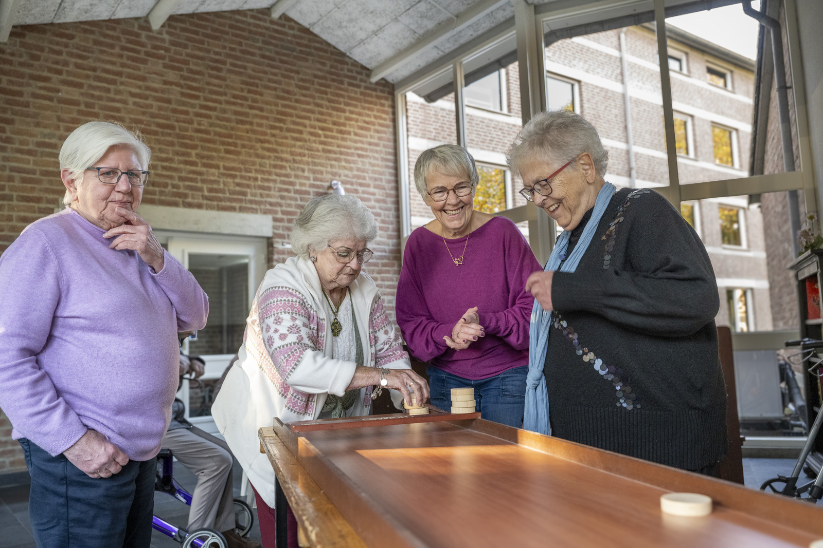 4 dames die aan het sjoelen zijn