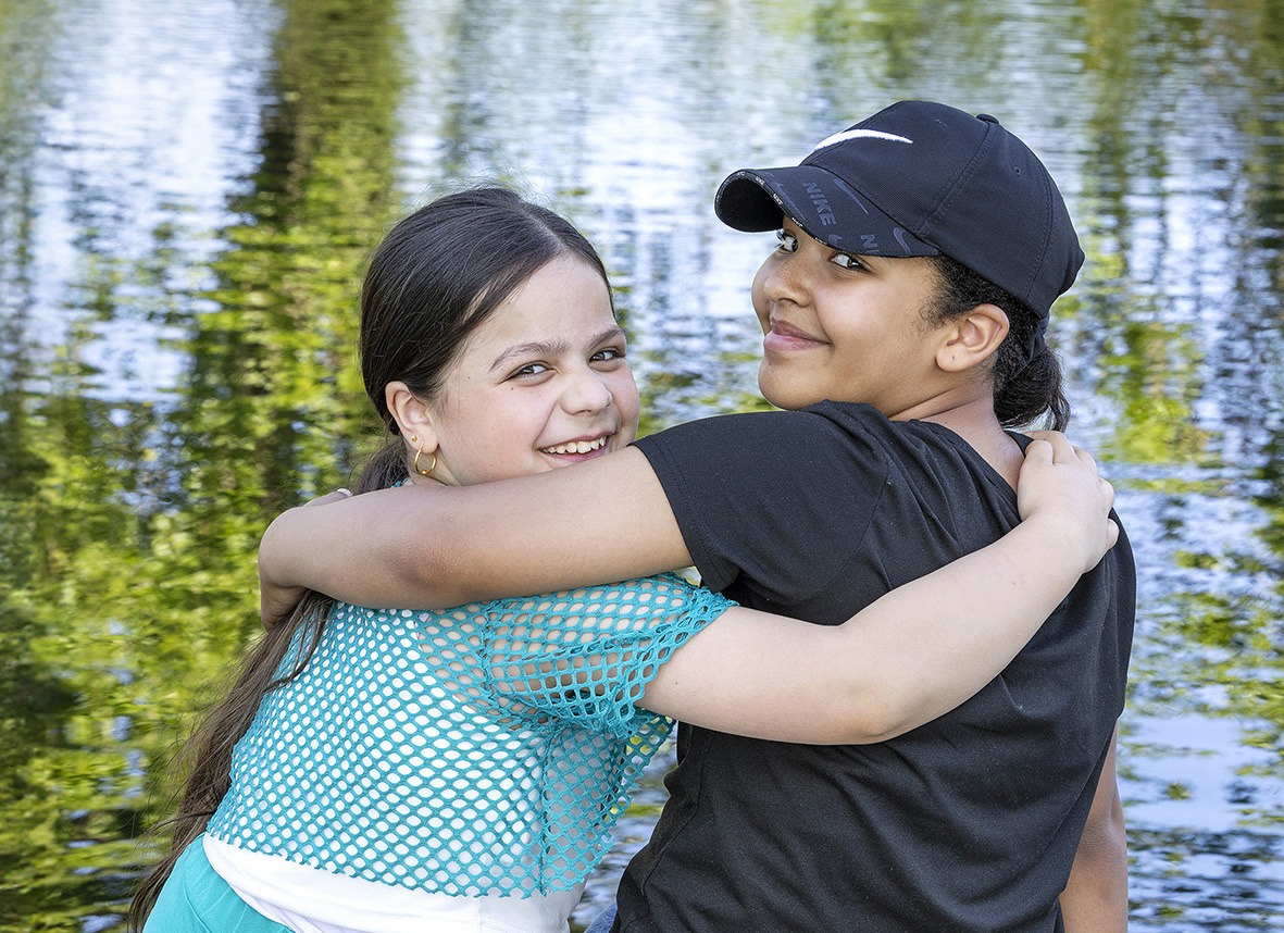kind en vrouw bij een vijver