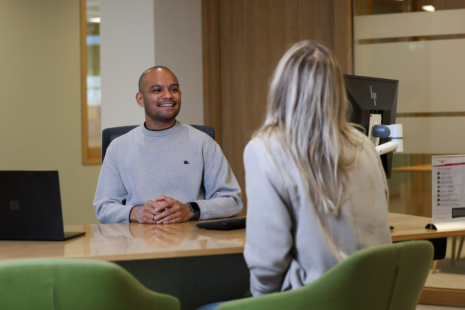 Man en vrouw aan een bureautafel