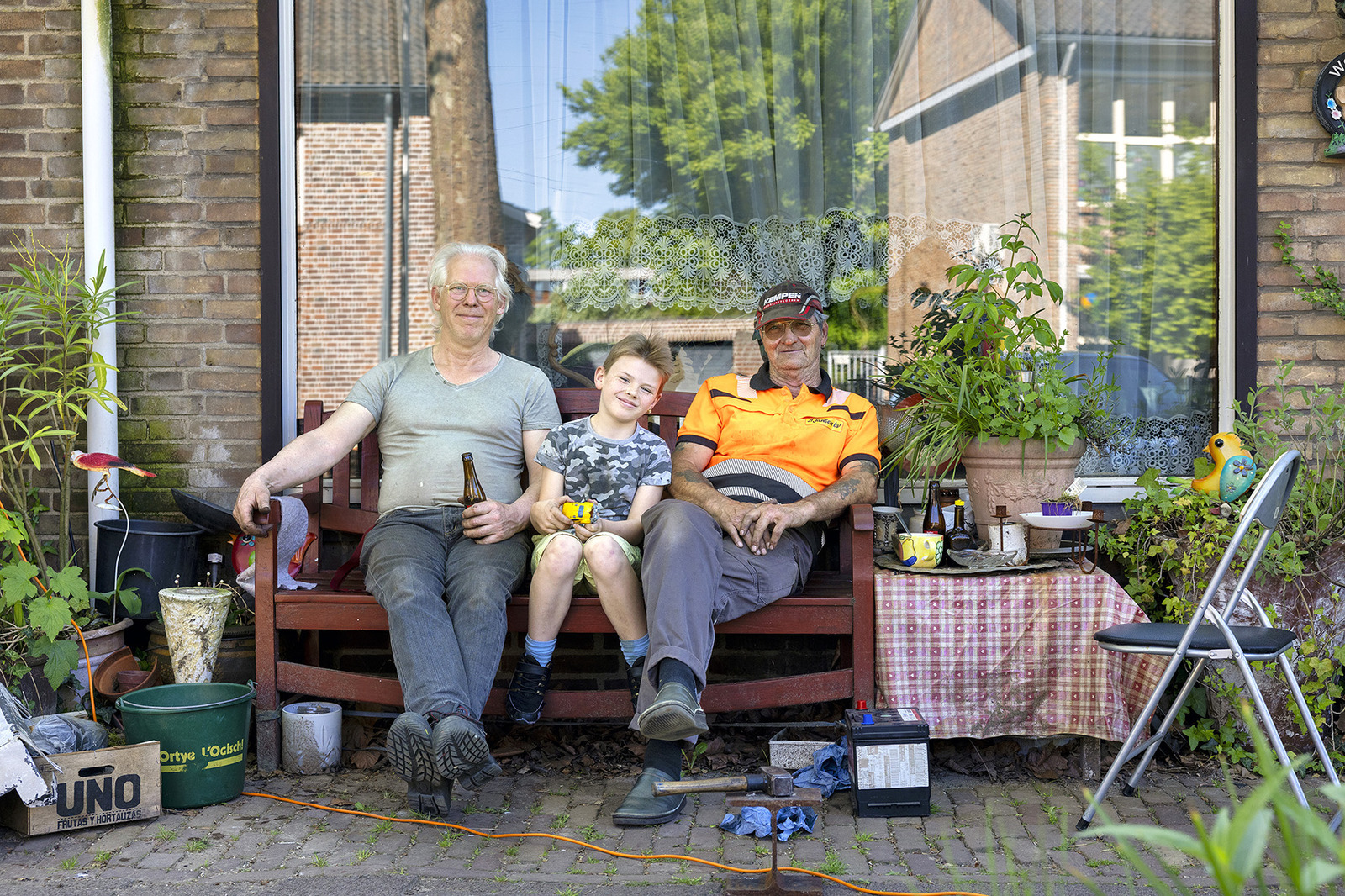 Mensen zittend op een bankje