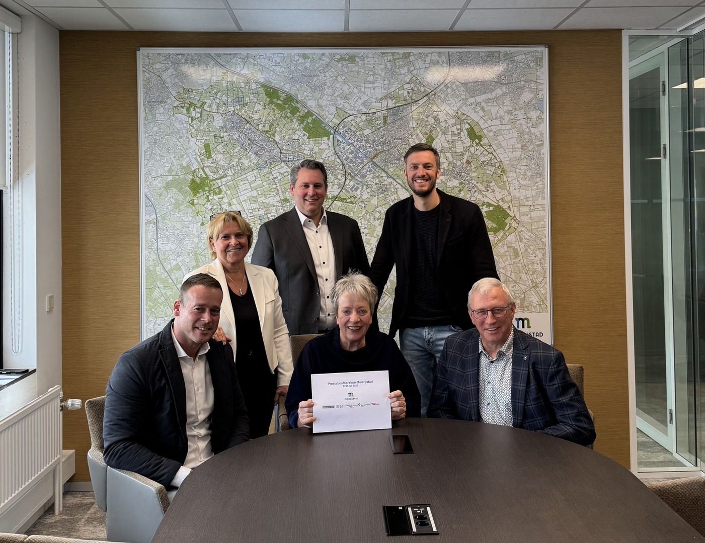 Achterste rij: Yvonne van Mierlo – Patrick Barské (Area) – Rik Compagne (wethouder Gemeente Meierijstad) Voorste rij: Mark Wonders (Woonmeij) - Jeanneke van Santvoort (Huurdersbelang Woonmeij) – Pim Quekel (Bewonersraad Area)