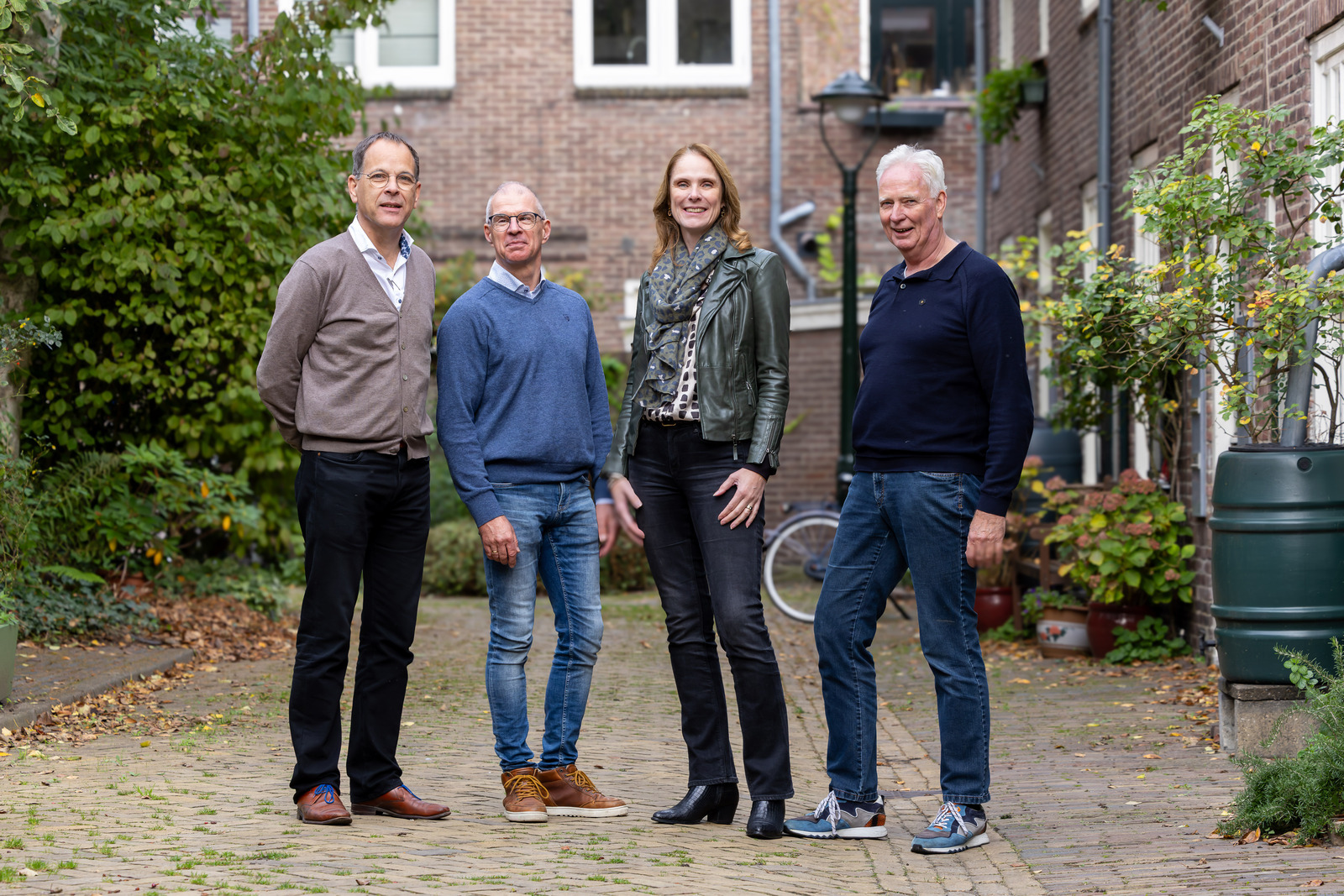 Portretfoto van een vrouw en drie mannen
