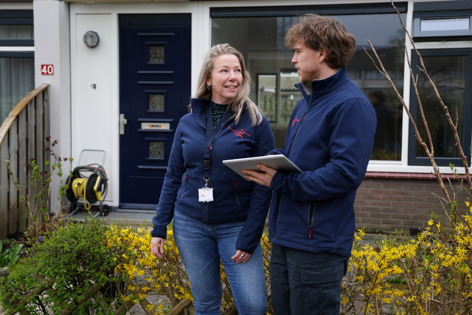 man en vrouw met laptop