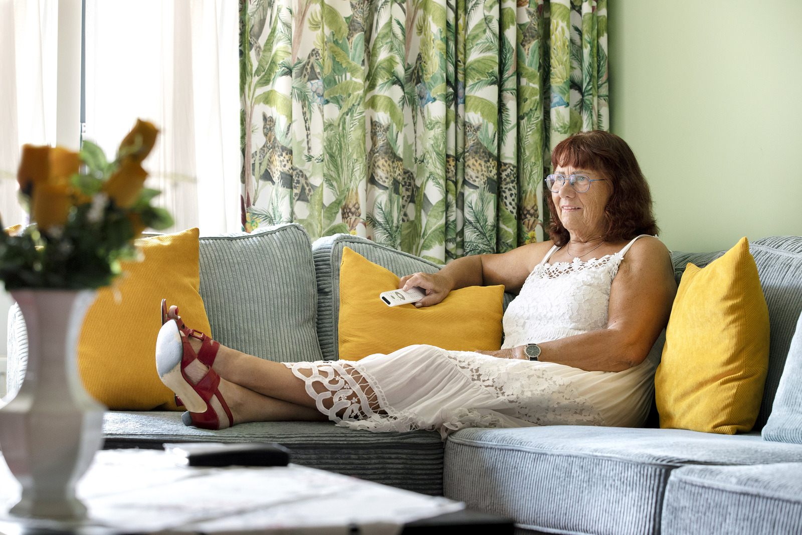 Een vrouw zittend op een bank