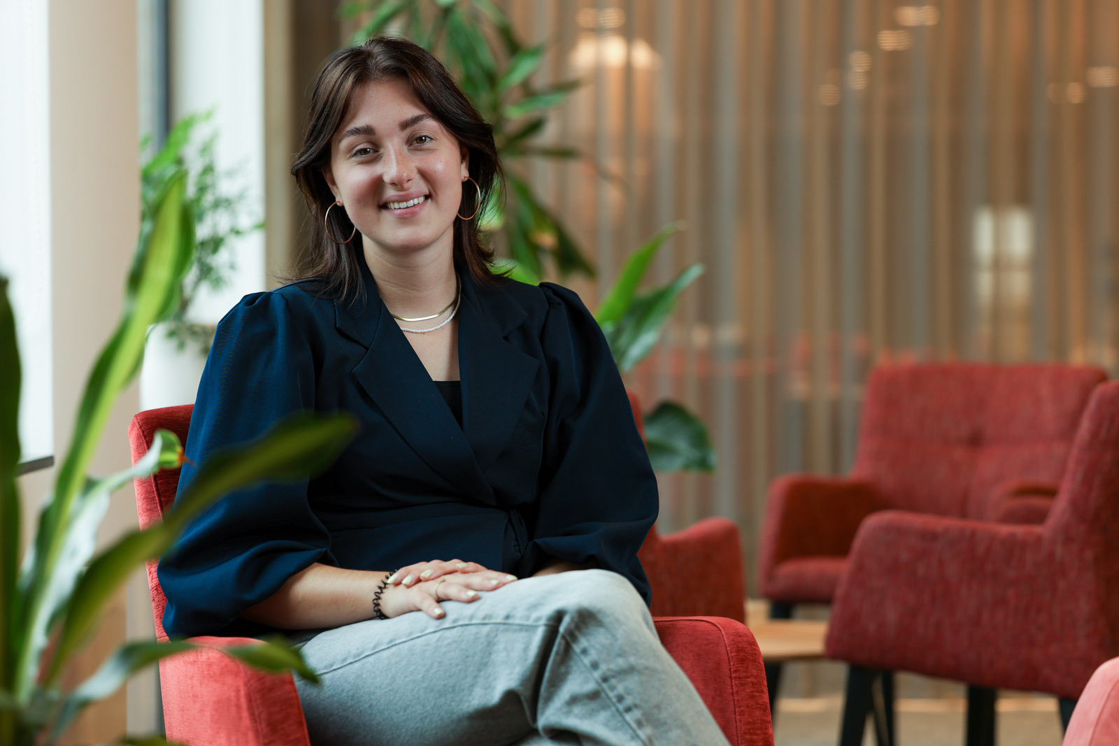 Vrouw zittend op een stoel