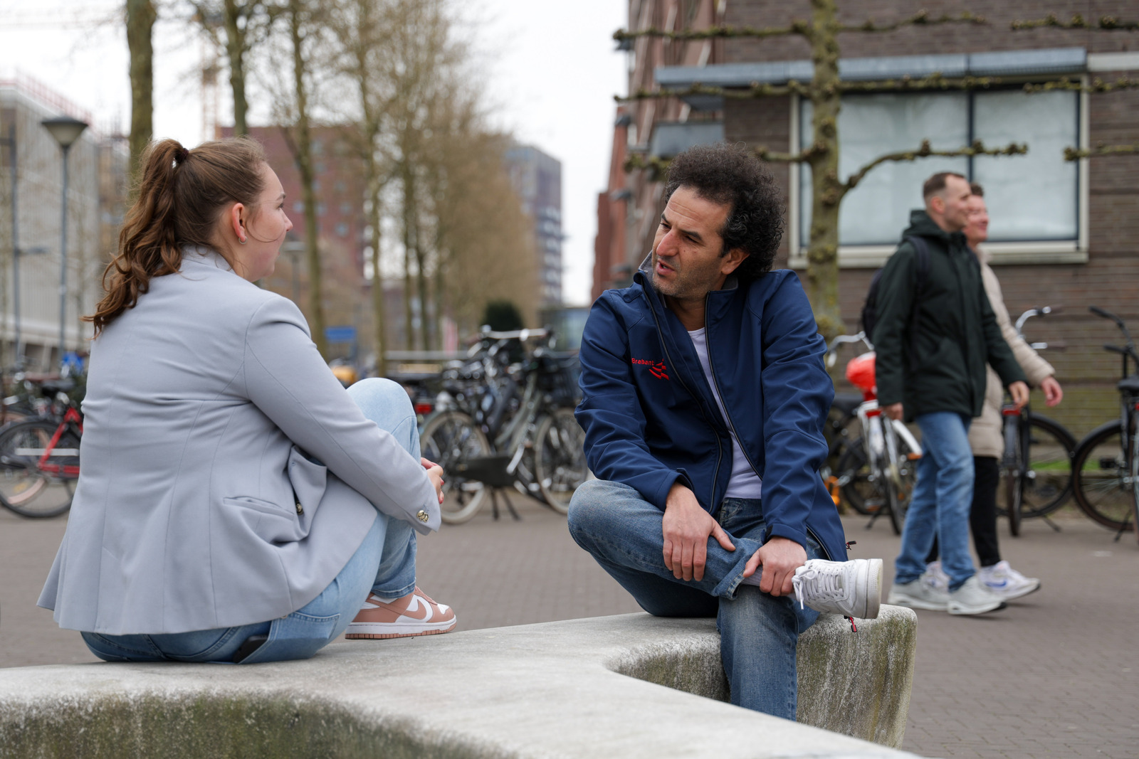 Een man een vrouw in gesprek