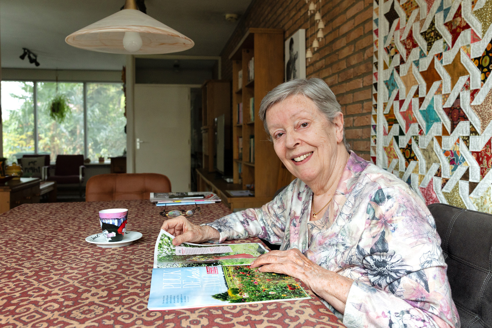 Vrouw leest magazine 