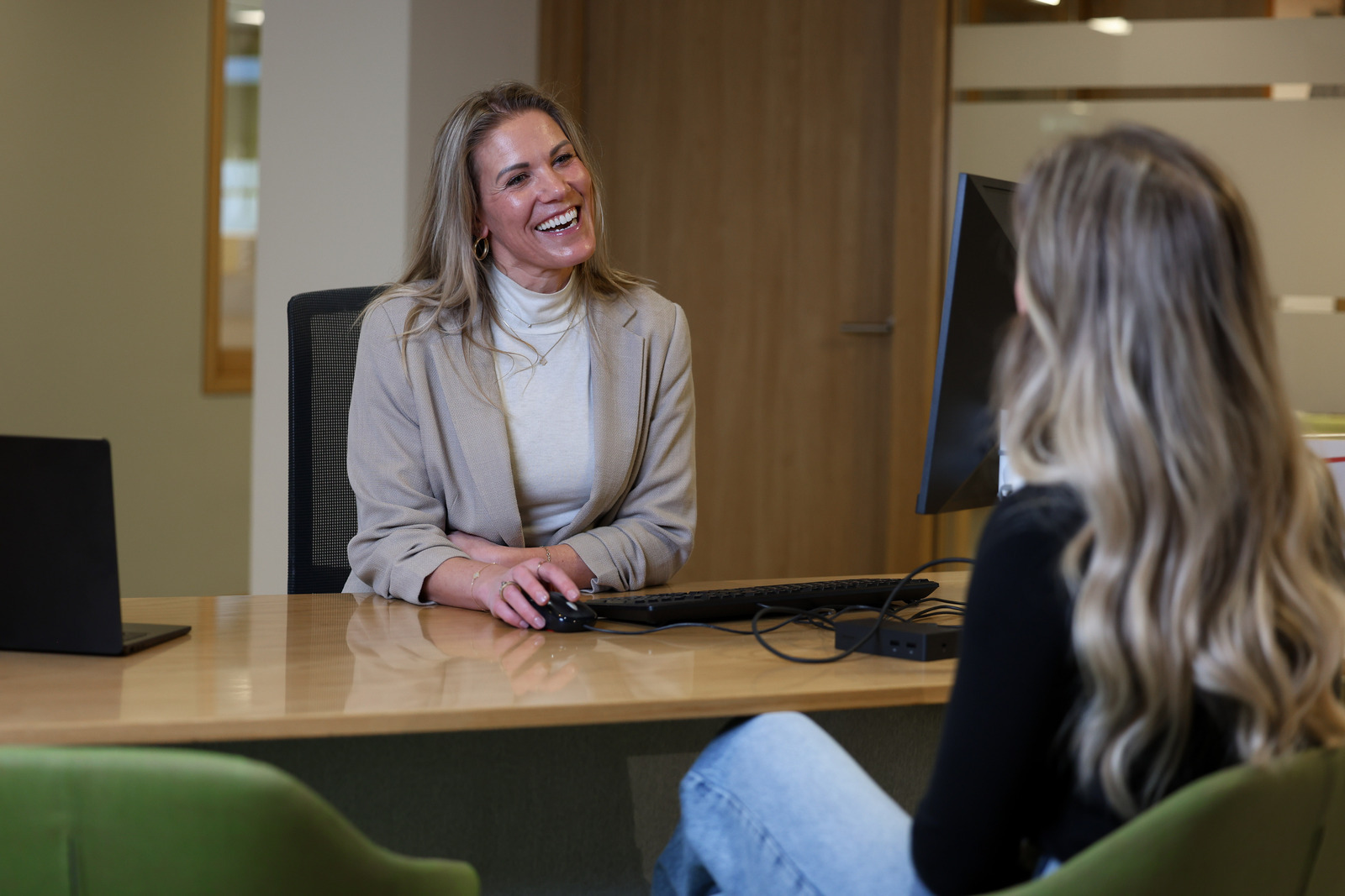 Twee dames in gesprek 