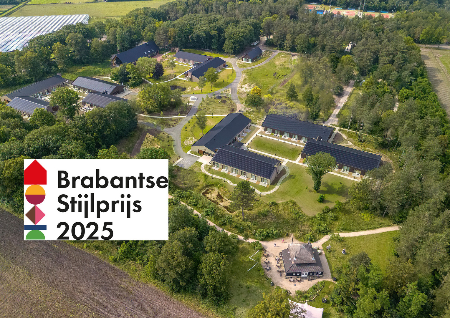 Op de foto de gebouwen van woonzorglocatie Nieuwe Hoeven en veel bomen