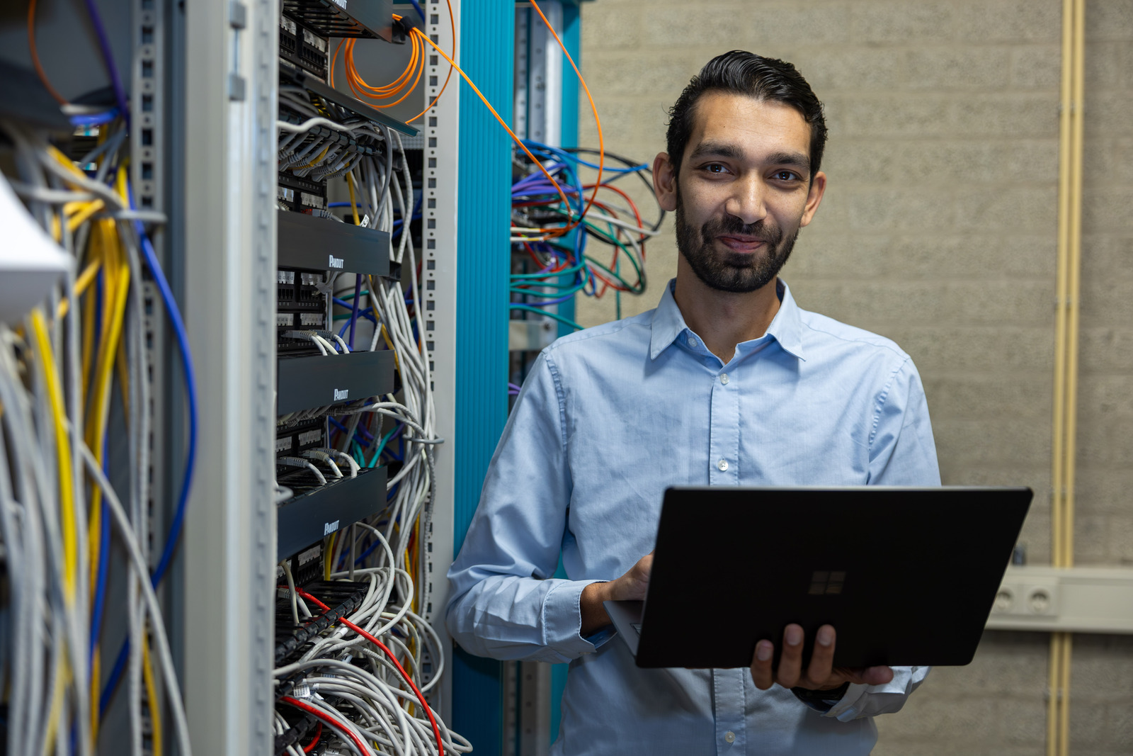 Man die bij een computerserver staat