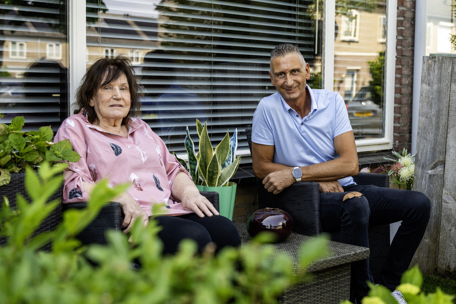 Moeder en zoon in de tuin van hun huis dat we gaan splitsen als testproject