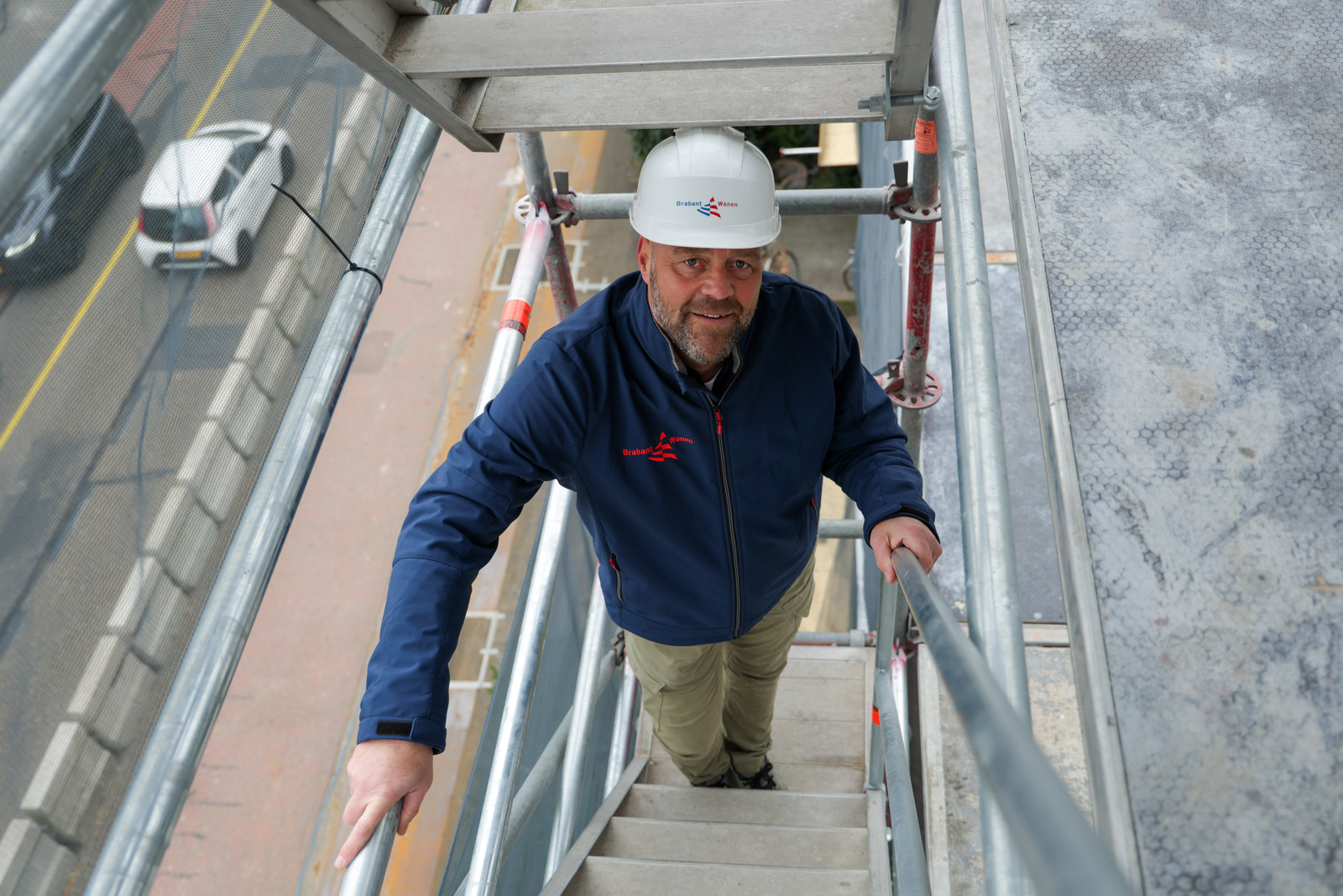 Op de afbeelding staat een man die een veiligheidshelm draagt