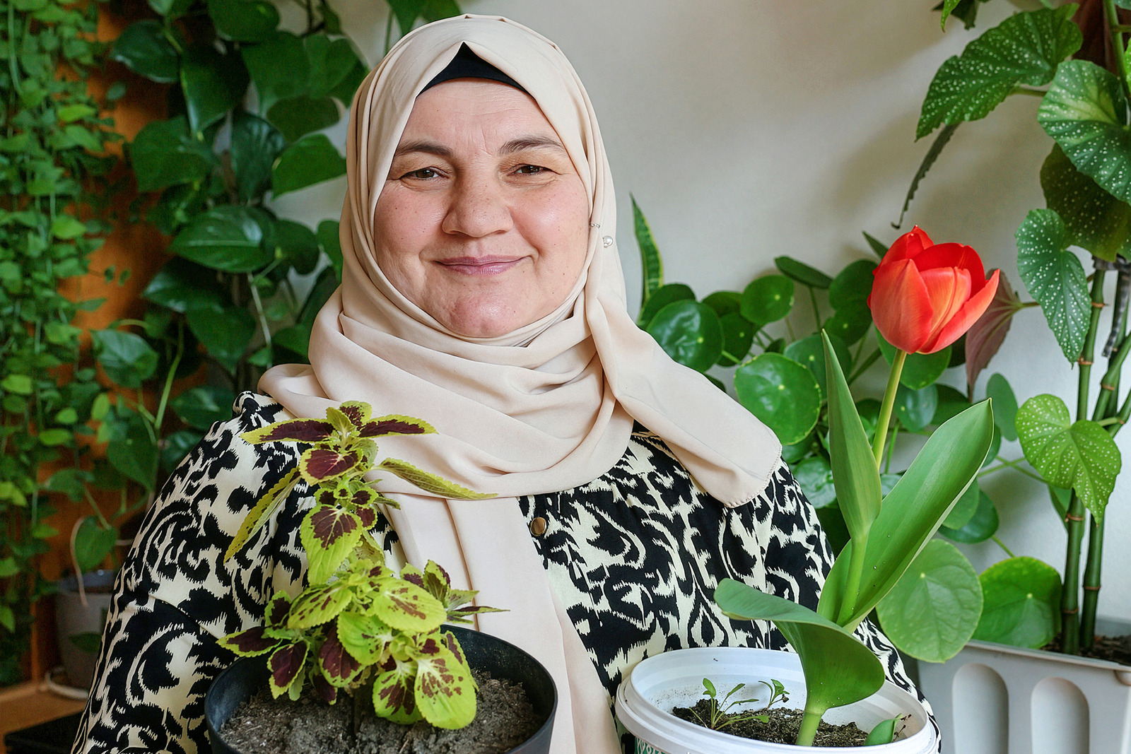 Vrouw met planten in haar armen