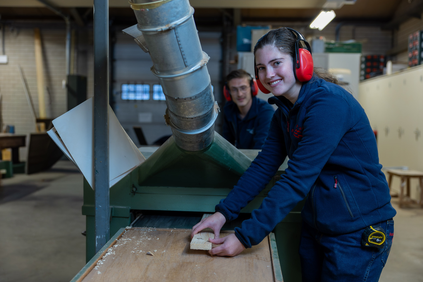 Vrouw en man en zaagmachine
