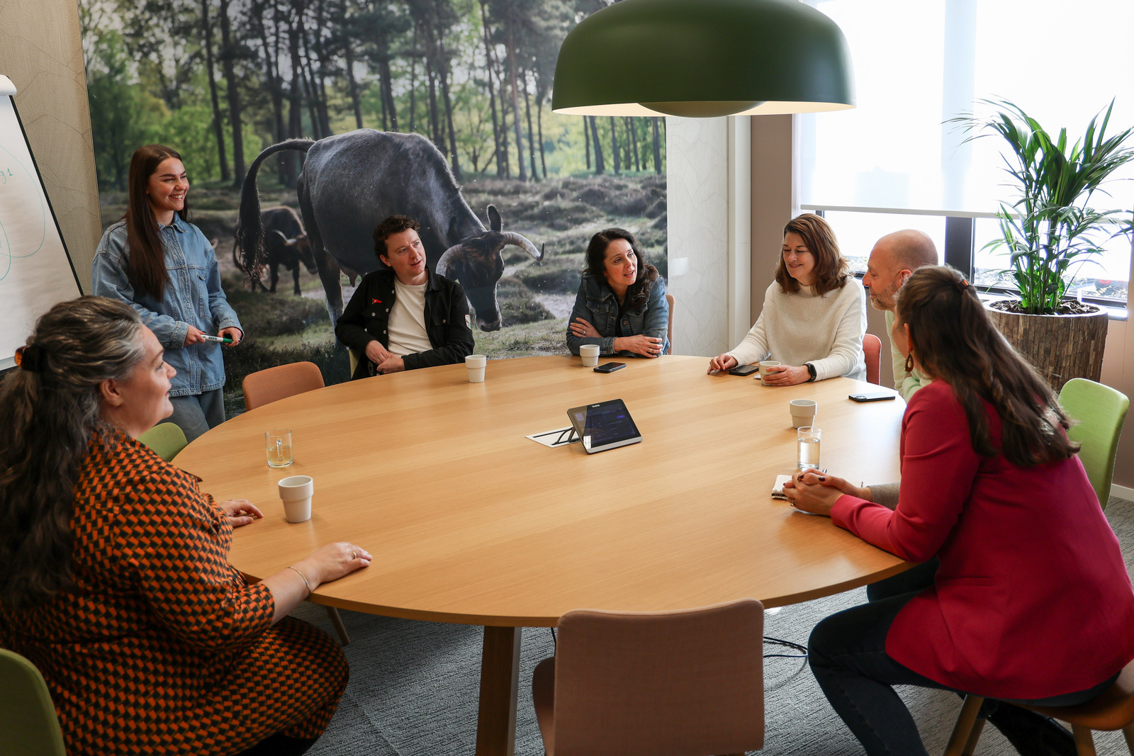 mensen zitten aan een ronde tafel