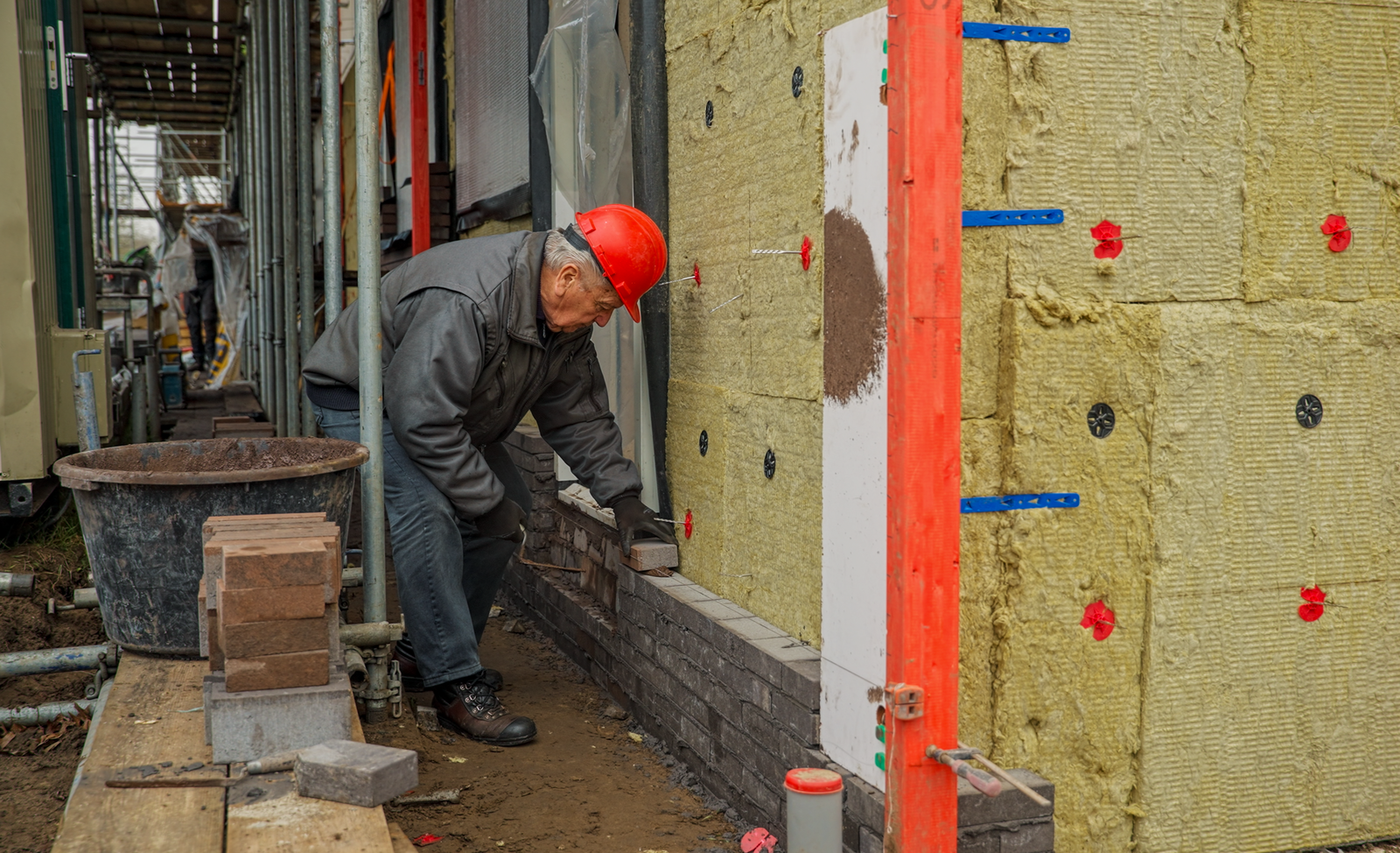 Man metselt een steen