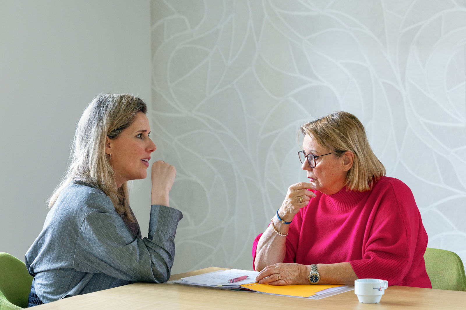 twee vrouwen zitten aan tafel
