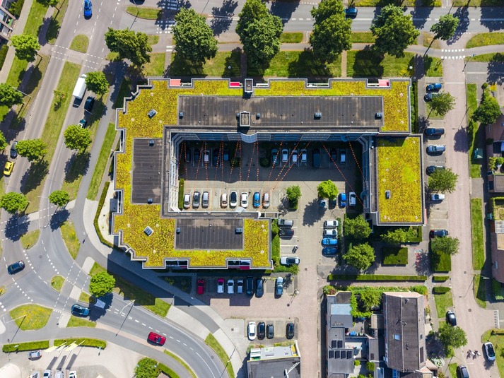 Gebouw met een groen sedum dak