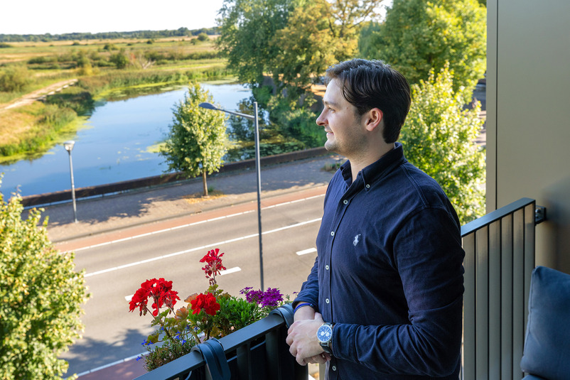 Jonge man op balkon