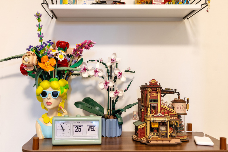 Bloemen op een tafeltje
