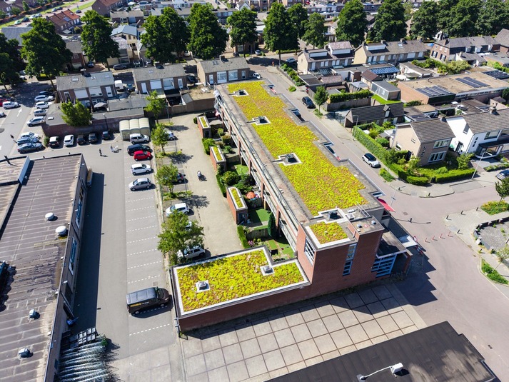 Gebouw met groen sedum dak