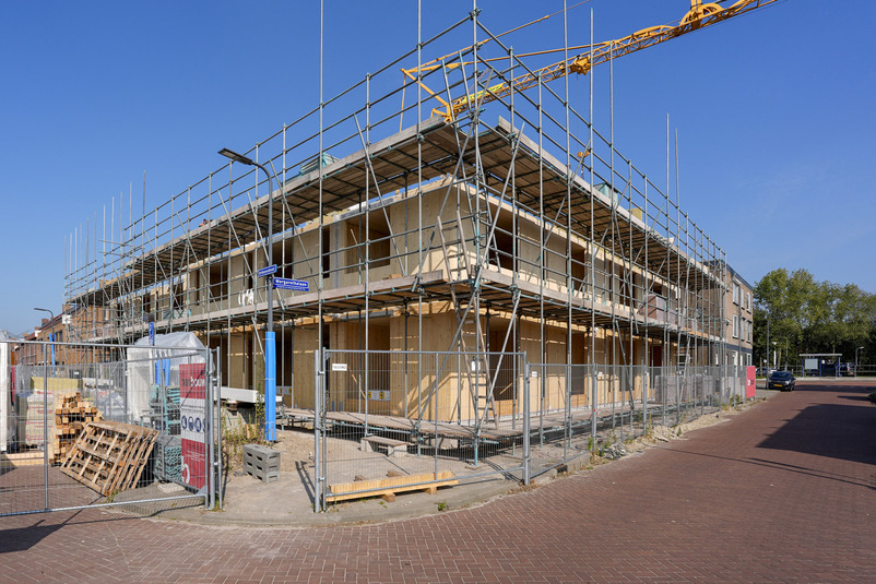 Een gebouw in aanbouw met steigers