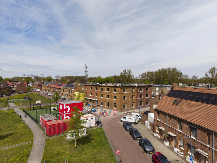 een straat met auto's die voor gebouwen geparkeerd stonden