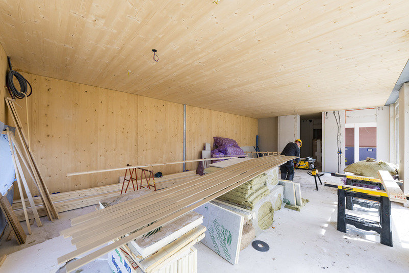 Een man in een kamer met houten planken