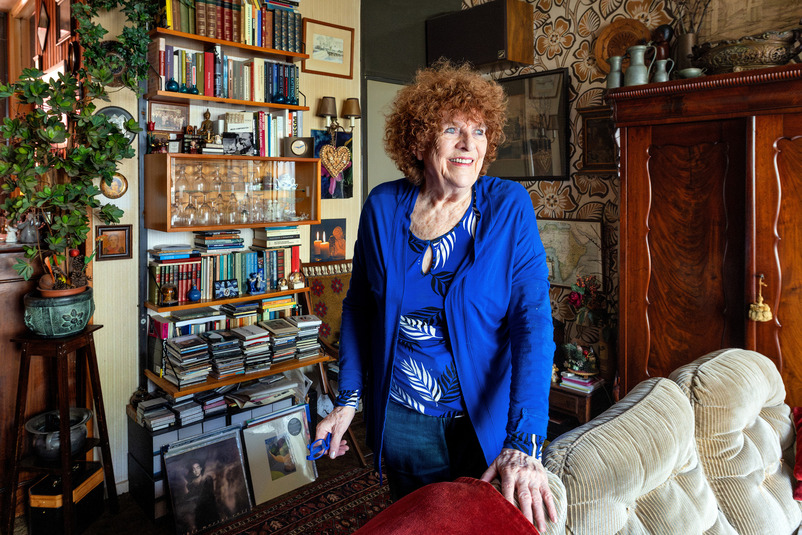 Vrouw in woonkamer