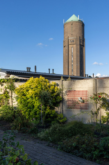 een betonnen muur met een toren op de achtergrond