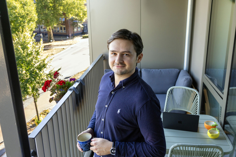 Jonge man op balkon