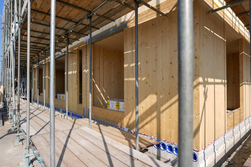 Een gebouw in aanbouw met metalen staven