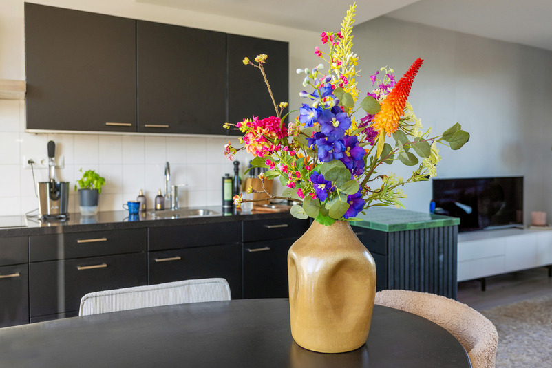 Een vaas met bloemen
