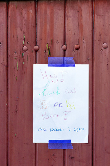 Een vel papier met tekst erop