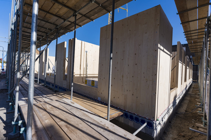 Een gebouw in aanbouw met steigers