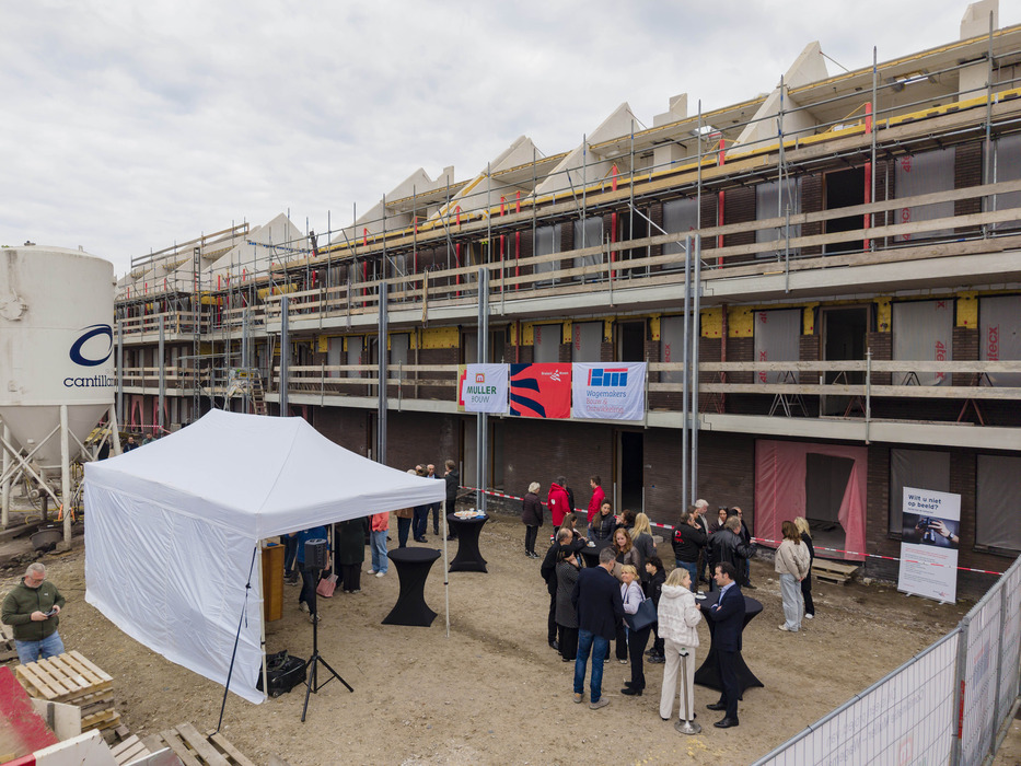 Groep mensen voor appartementengebouw