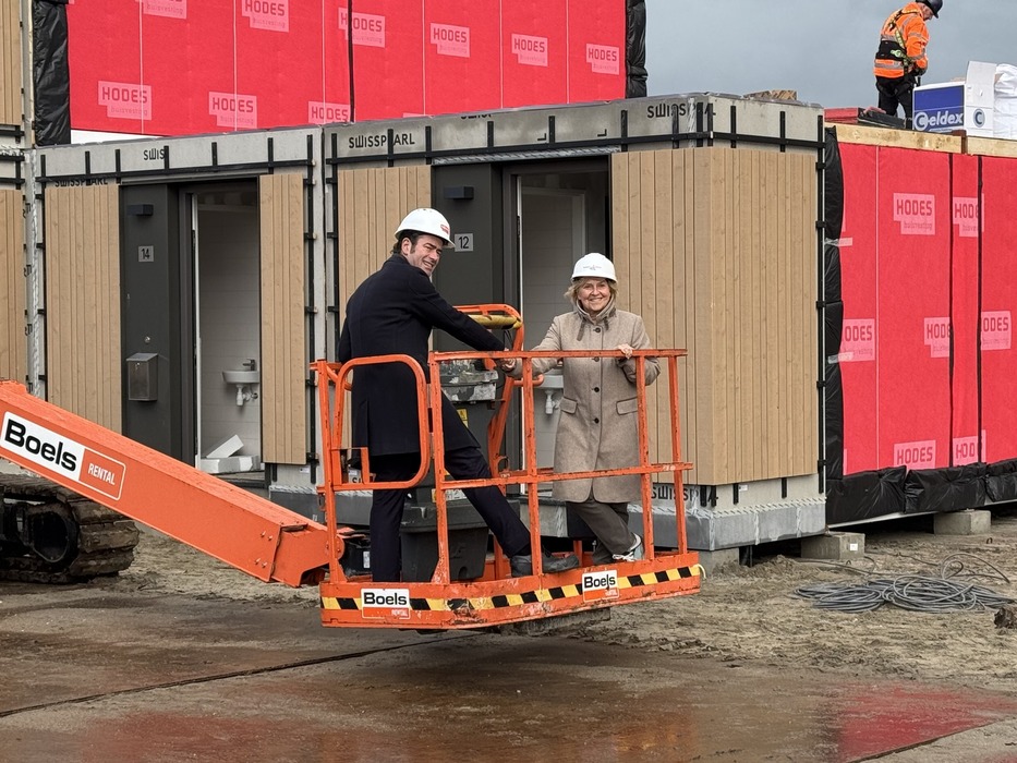 Wethouder Sidney van den Bergh en Yvonne van Mierlo gaven het officiële startsein voor de bouw. Bouwplaats